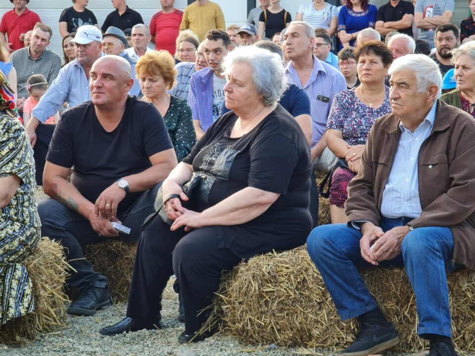 Inedită întrunire electorală la Ițcani, cu baloți de paie folosiți pe post de „fotolii de vară”