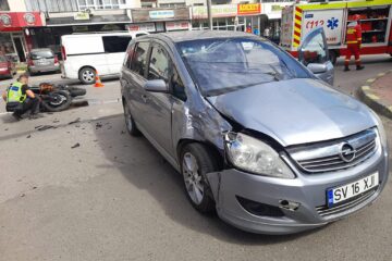Motociclist rănit grav în Suceava de o șoferiță care a virat stânga fără să se asigure