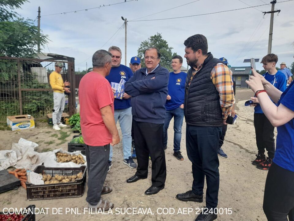 Flutur le-a promis legumicultorilor din Milișăuți organizarea de târguri pentru vânzarea murăturilor Flutur le-a promis legumicultorilor din Milișăuți organizarea de târguri pentru vânzarea murăturilor