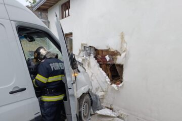 Microbuz proiectat în peretele unei case, la Sucevița