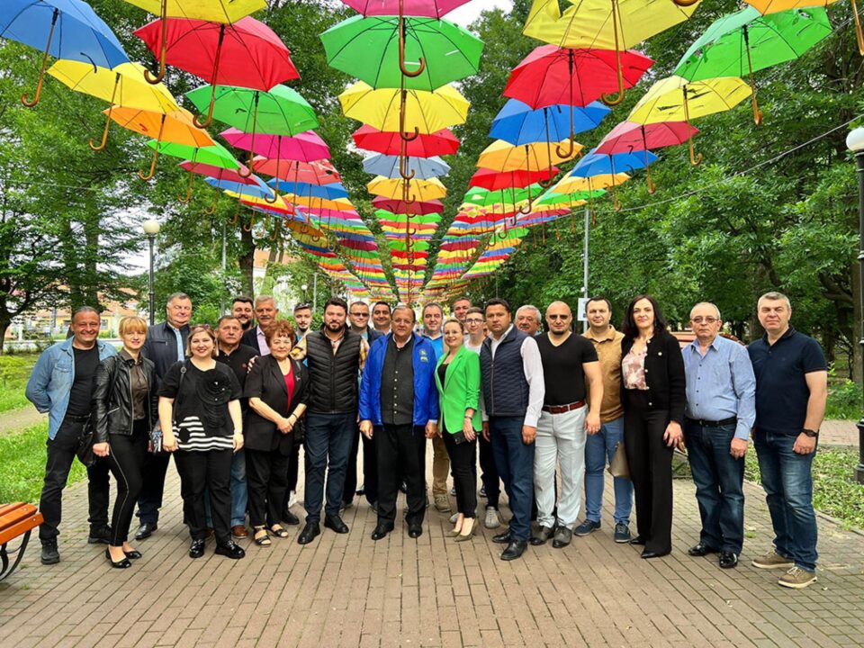 Gheorghe Flutur a fost prezent luni dimineață în Rădăuți, alături de actualul primar PNL, Bogdan Loghin Gheorghe Flutur a fost prezent luni dimineață în Rădăuți, alături de actualul primar PNL, Bogdan Loghin