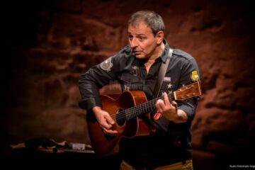 Alianța Franceză din Suceava l-a invitat pe Hervé Peyrard, un artist cu o poveste muzicală fascinantă, în cadrul seriei „Cântărețul lunii”