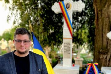 Flori și candele la mormântul compozitorului Ciprian Porumbescu, duse de Corala „Ciprian Porumbescu” a Asociației Sing Bucovina