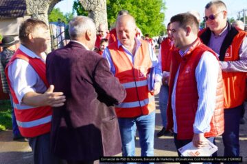 Gheorghe Șoldan și candidatul PSD pentru Primăria Dolhasca Mircea Mihai au discutat cu oamenii prezenți în piața din acest oraș