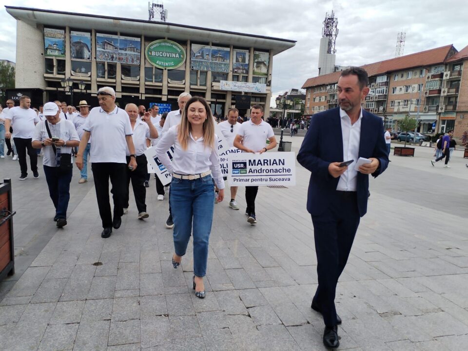 Membrii și susținătorii partidelor din Alianța Dreapta Unită au participat la un marș de susținere a candidaturii lui Marian Andronache pentru Primăria Suceava