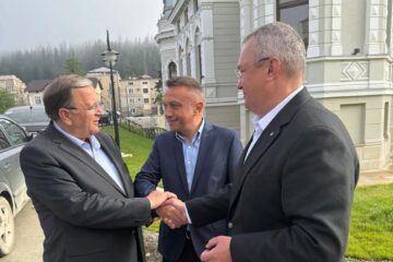 Nicolae Ciucă și Gheorghe Flutur alături de viceprimarul PNL al municipiului Vatra Dornei, Marius Rîpan