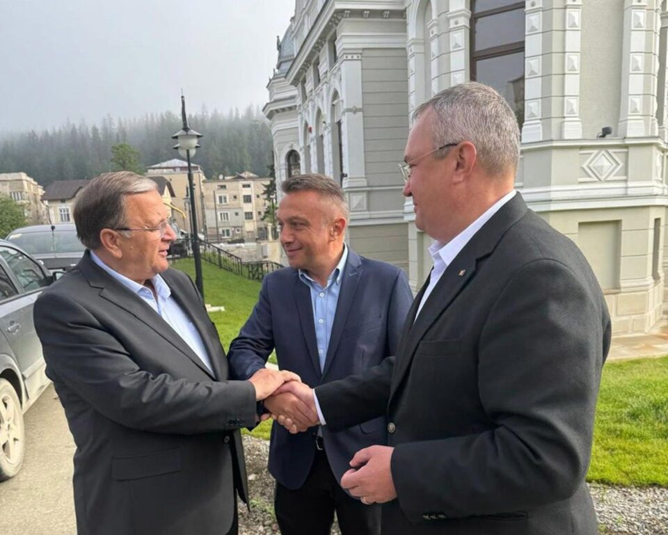 Nicolae Ciucă și Gheorghe Flutur alături de viceprimarul PNL al municipiului Vatra Dornei, Marius Rîpan Nicolae Ciucă și Gheorghe Flutur alături de viceprimarul PNL al municipiului Vatra Dornei, Marius Rîpan