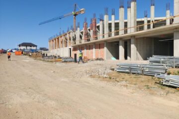 Pentru neregulile găsite în șantierul din imagine au fost aplicate 2 amenzi