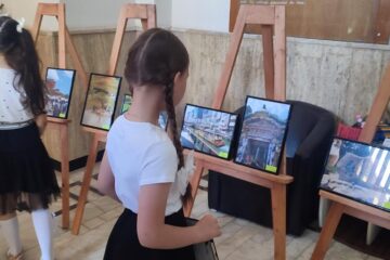 Copii in expozitia foto semnata Constantin Bulboaca