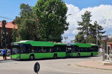 Două autobuze pot staționa acum în alveola creată în fața Gării, fără a încurca traficul rutier
