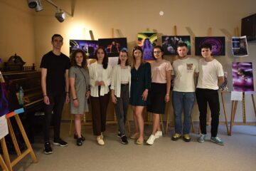 Studenții care au expus lucrările și coordonatoarea lor, drd. Emanuela Motrescu
