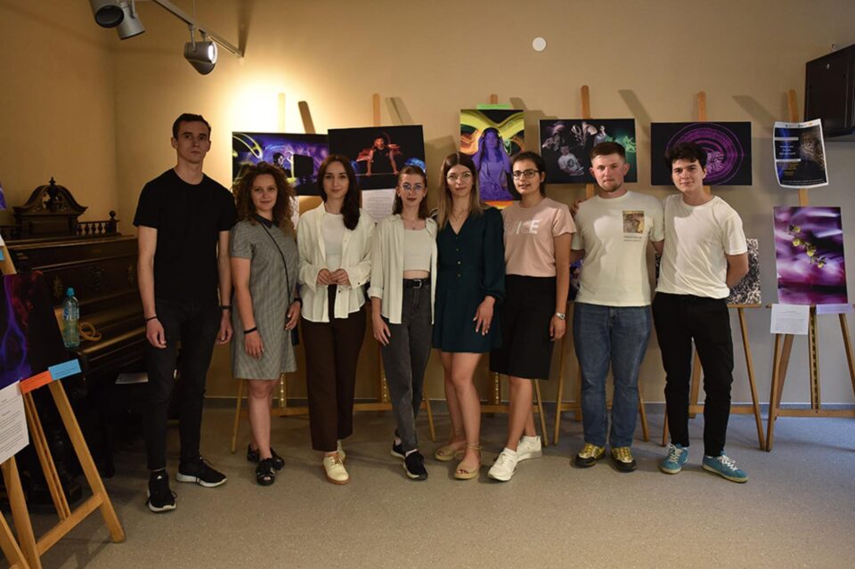 Studenții care au expus lucrările și coordonatoarea lor, drd. Emanuela Motrescu