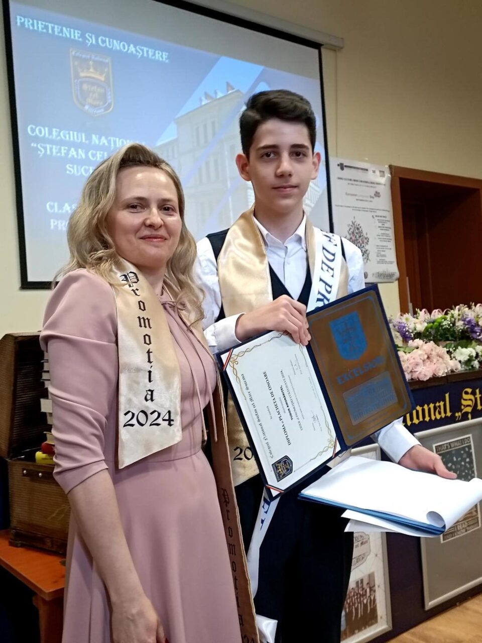 Șeful de promoție Tudor Amorăriței, alături de profesorul diriginte Daria Mariginean