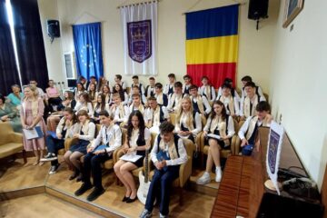 Elevii clasei a VIII-a A ai Colegiului Național Stefan cel Mare, împreună cu profesorul Diriginte Daria Mariginean