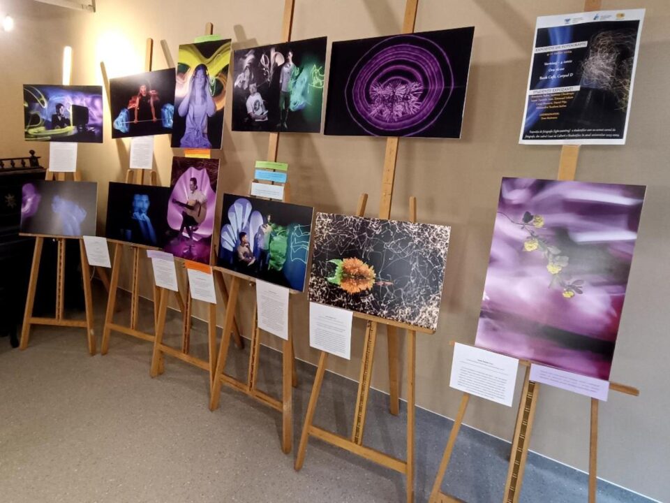 Fotografii in tehnica light painting realizate de studenți și expuse la Book Cafe din cadrul USV