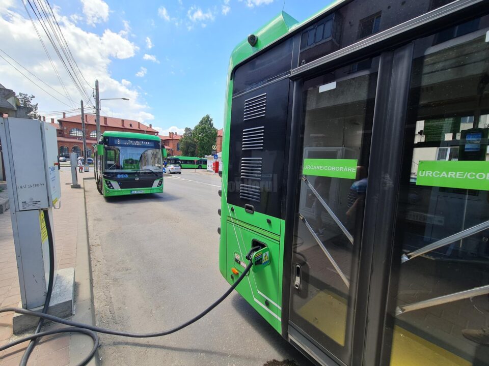 În stația de așteptare de la Gară (care e și capăt de linie) au fost montate și stație de încărcare pentru autobuzele electrice, ceea ce duce uneori la blocarea spațiului respectiv, pentru un timp