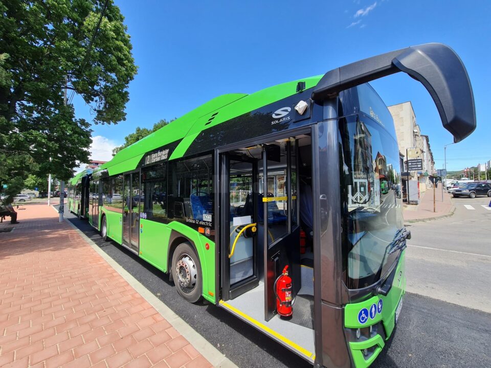 Două autobuze pot staționa acum în alveola creată în fața Gării, fără a încurca traficul rutier 3