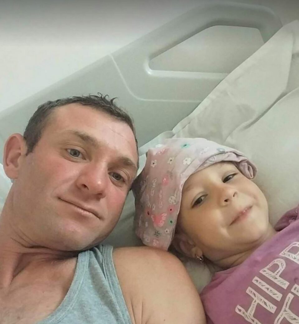 O fetiță din Mihoveni, diagnosticată recent cu leucemie acută limfoblastică, are mare nevoie de ajutor O fetiță din Mihoveni, diagnosticată recent cu leucemie acută limfoblastică, are mare nevoie de ajutor