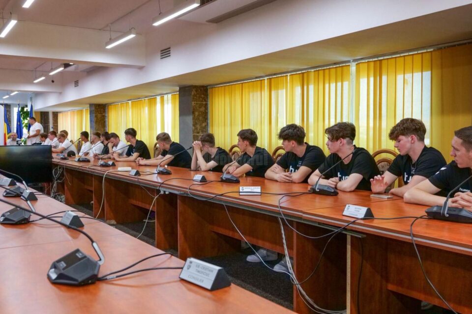 Zeci de sportivi suceveni și profesorii acestora au fost premiați vineri de municipalitatea suceveană, cu sume cuprinse între 500 și 1000 de lei de fiecare, pentru performanțele sportive obținute