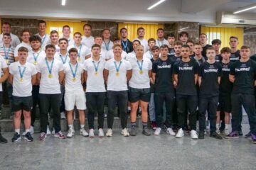 Zeci de sportivi suceveni și profesorii acestora au fost premiați vineri de municipalitatea suceveană, cu sume cuprinse între 500 și 1000 de lei de fiecare, pentru performanțele sportive obținute