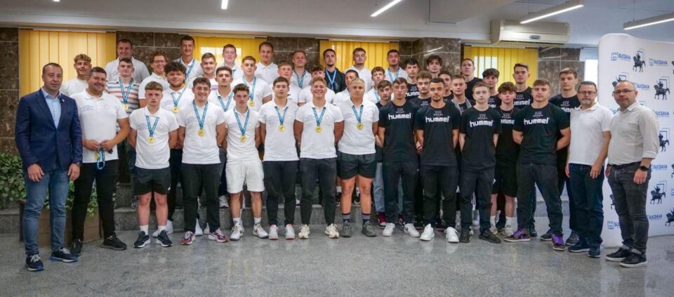 Zeci de sportivi suceveni și profesorii acestora au fost premiați vineri de municipalitatea suceveană, cu sume cuprinse între 500 și 1000 de lei de fiecare, pentru performanțele sportive obținute