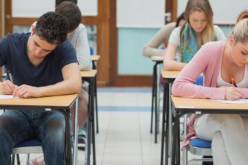 Final de an școlar pentru elevii de-a XII-a, cu două săptămâni mai devreme față de colegii lor