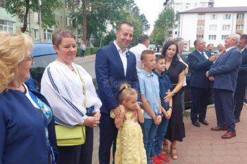 Lucian Harșovschi, la vot împreună cu soția și copiii, la secția de la Colegiul ”Samuil Isopescu”