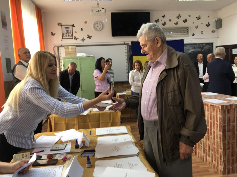 Prezență la vot mai mare față de alegerile din 2020: până la ora 11.30 au votat 14% dintre alegătorii din județul Suceava Prezență la vot mai mare față de alegerile din 2020: până la ora 11.30 au votat 14% dintre alegătorii din județul Suceava