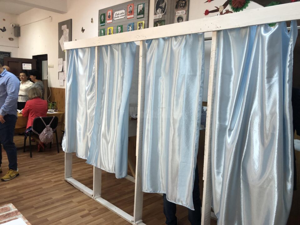 Un bărbat din Dolhasca era membru al unei secții de votare din oraș, deși fratele lui candidează la Consiliul Local Un bărbat din Dolhasca era membru al unei secții de votare din oraș, deși fratele lui candidează la Consiliul Local