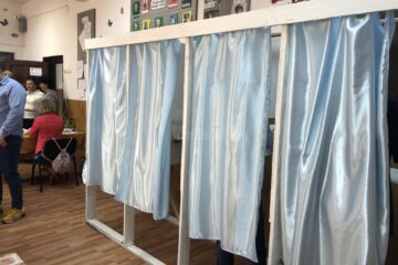 Un bărbat din Dolhasca era membru al unei secții de votare din oraș, deși fratele lui candidează la Consiliul Local