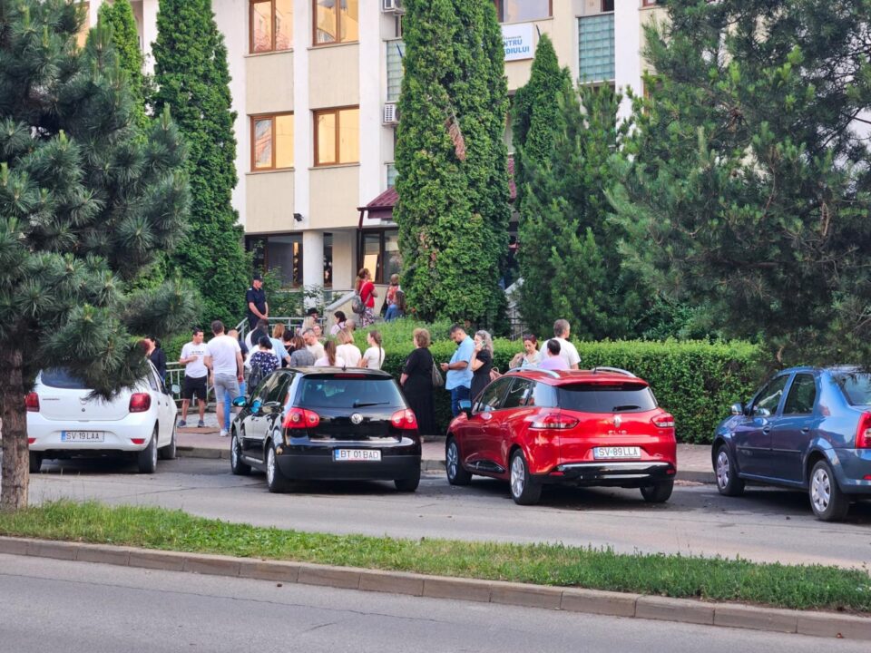 Coadă la votare în cartierul sucevean Obcini