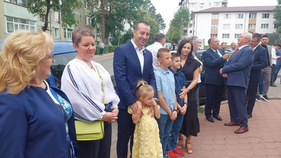 Lucian Harșovschi, la vot împreună cu soția și copiii, la secția de la Colegiul ”Samuil Isopescu”