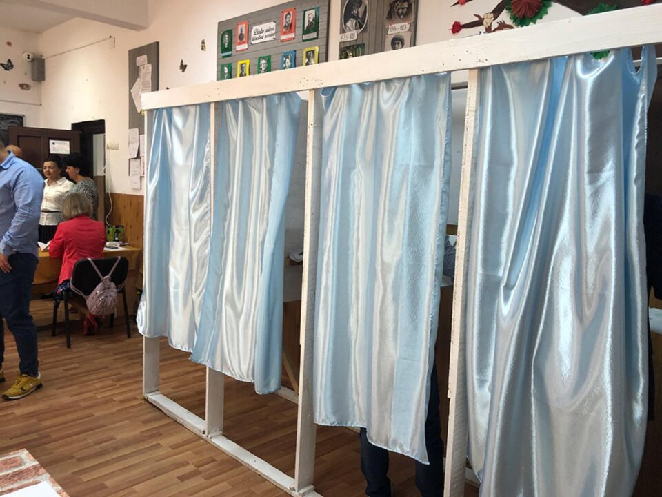 Un bărbat din Dolhasca era membru al unei secții de votare din oraș, deși fratele lui candidează la Consiliul Local Un bărbat din Dolhasca era membru al unei secții de votare din oraș, deși fratele lui candidează la Consiliul Local
