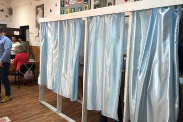 Un bărbat din Dolhasca era membru al unei secții de votare din oraș, deși fratele lui candidează la Consiliul Local
