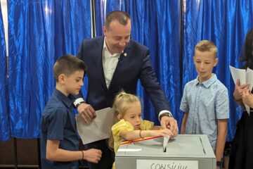 Lucian Harșovschi, la vot împreună cu soția și copiii, la secția de la Colegiul ”Samuil Isopescu”