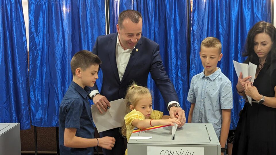 Lucian Harșovschi, la vot împreună cu soția și copiii, la secția de la Colegiul ”Samuil Isopescu” Lucian Harșovschi, la vot împreună cu soția și copiii, la secția de la Colegiul ”Samuil Isopescu”