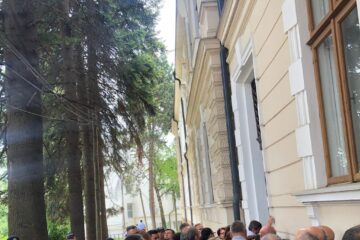 Cozi uriașe la Prefectură pentru depunerea proceselor verbale și a buletinelor de vot