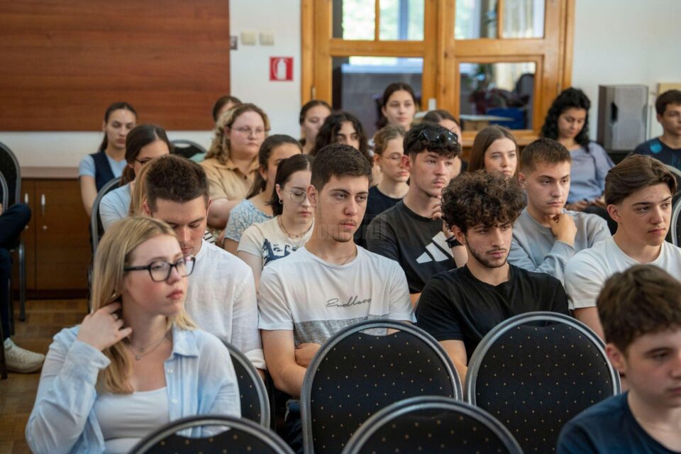 „Călătorii identitare. Românii megieși”, volumul al II-lea, semnat de Mihai Nicolae, lansat la Biblioteca Bucovinei. Foto credit Mihai Grosu