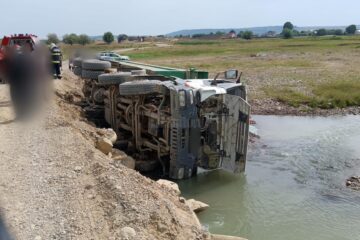 Camion răsturnat pe un pod provizoriu de la Slobozia Sucevei