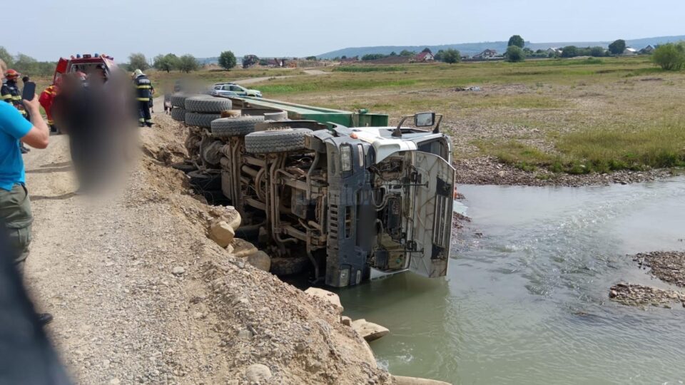 Camion răsturnat pe un pod provizoriu de la Slobozia Sucevei