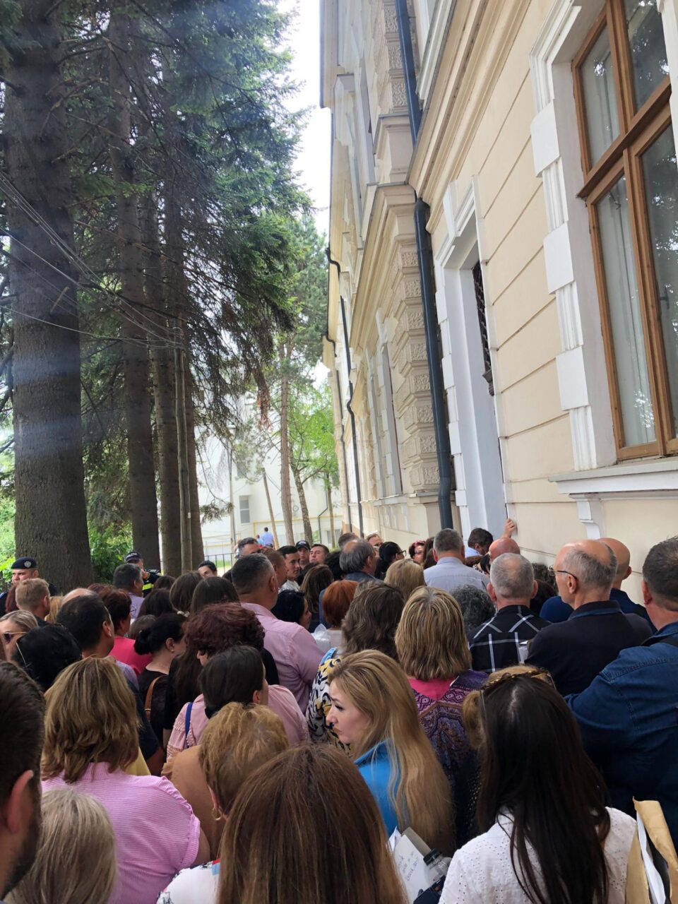 Cozi uriașe la Prefectură pentru depunerea proceselor verbale și a buletinelor de vot Cozi uriașe la Prefectură pentru depunerea proceselor verbale și a buletinelor de vot