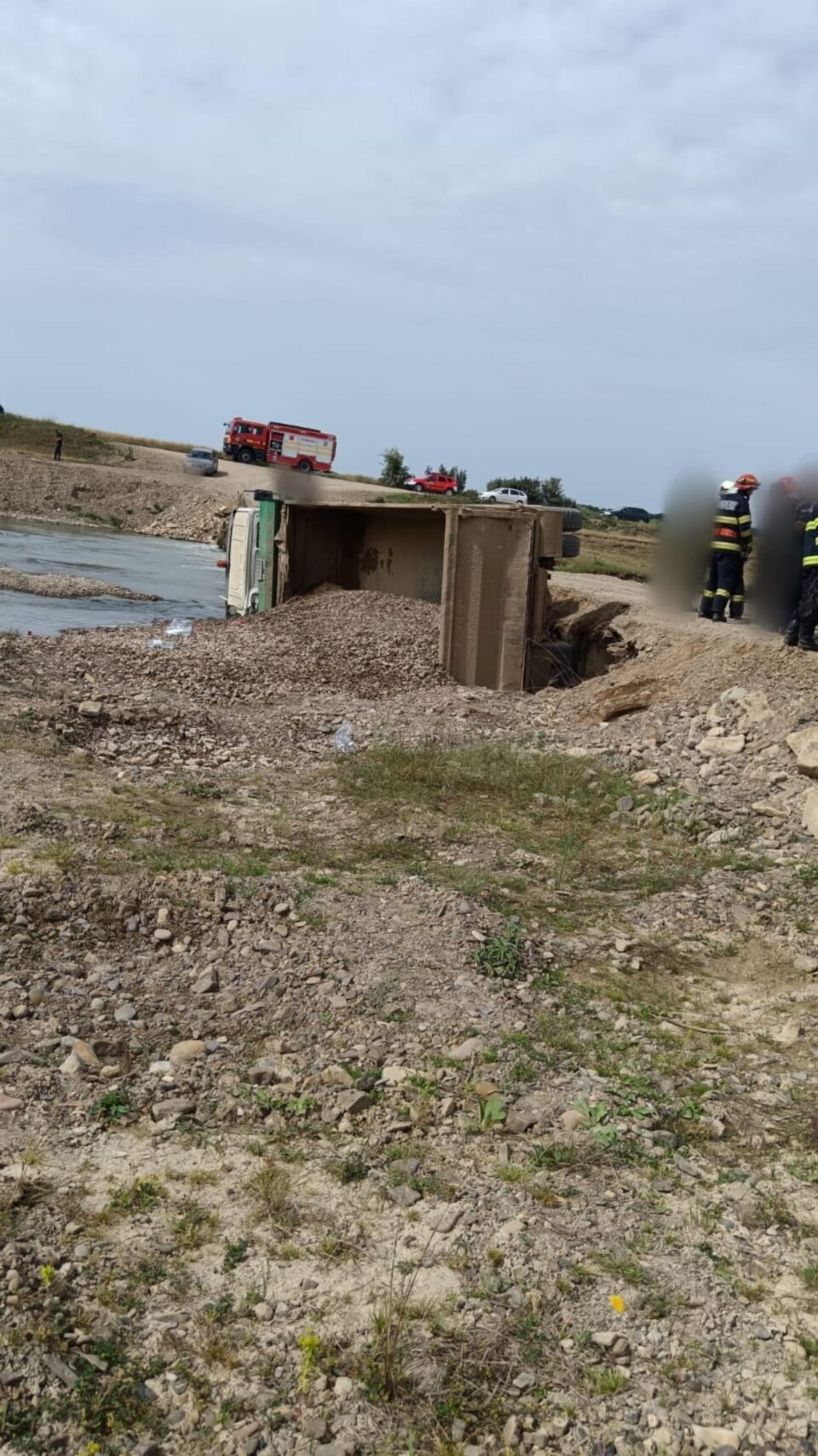 Camion răsturnat pe un pod provizoriu de la Slobozia Sucevei