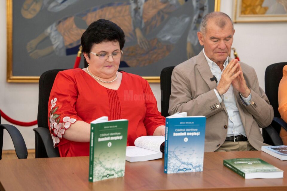 „Călătorii identitare. Românii megieși”, volumul al II-lea, semnat de Mihai Nicolae, lansat la Biblioteca Bucovinei. Foto credit Mihai Grosu
