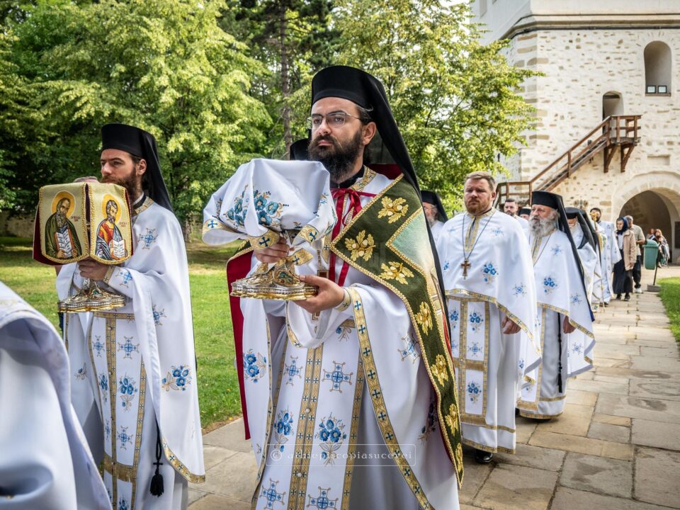 Liturghie arhierească la Mănăstirea „Sfântul Ioan cel Nou”, în „Duminica vindecării orbului din naștere”