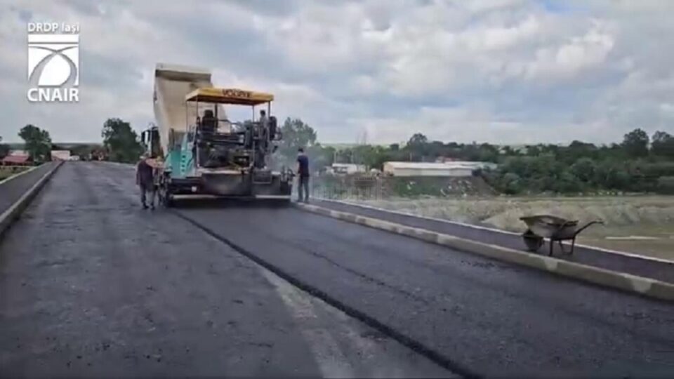Lucrările la podul de la Milișăuți sunt aproape gata. S-a ajuns la asfaltarea căii de rulare Lucrările la podul de la Milișăuți sunt aproape gata. S-a ajuns la asfaltarea căii de rulare