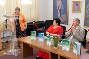 „Călătorii identitare. Românii megieși”, volumul al II-lea, semnat de Mihai Nicolae, lansat la Biblioteca Bucovinei. Foto credit Mihai Grosu