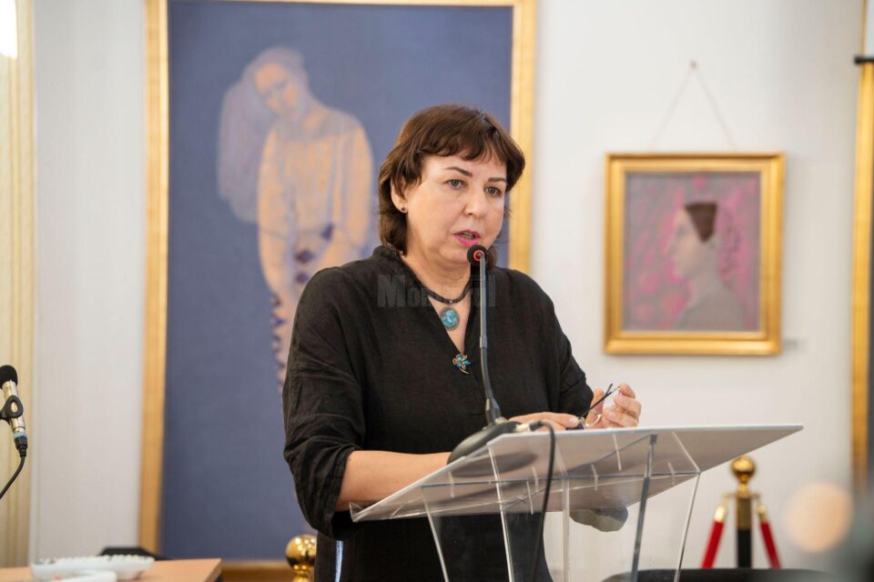 „Călătorii identitare. Românii megieși”, volumul al II-lea, semnat de Mihai Nicolae, lansat la Biblioteca Bucovinei. Foto credit Mihai Grosu