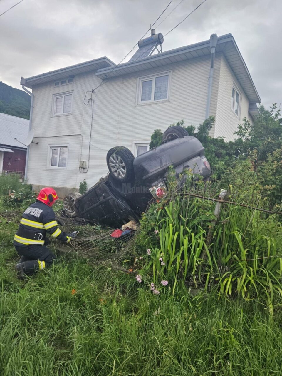 O șoferiță însărcinată s-a răsturnat cu mașina în curtea unei case