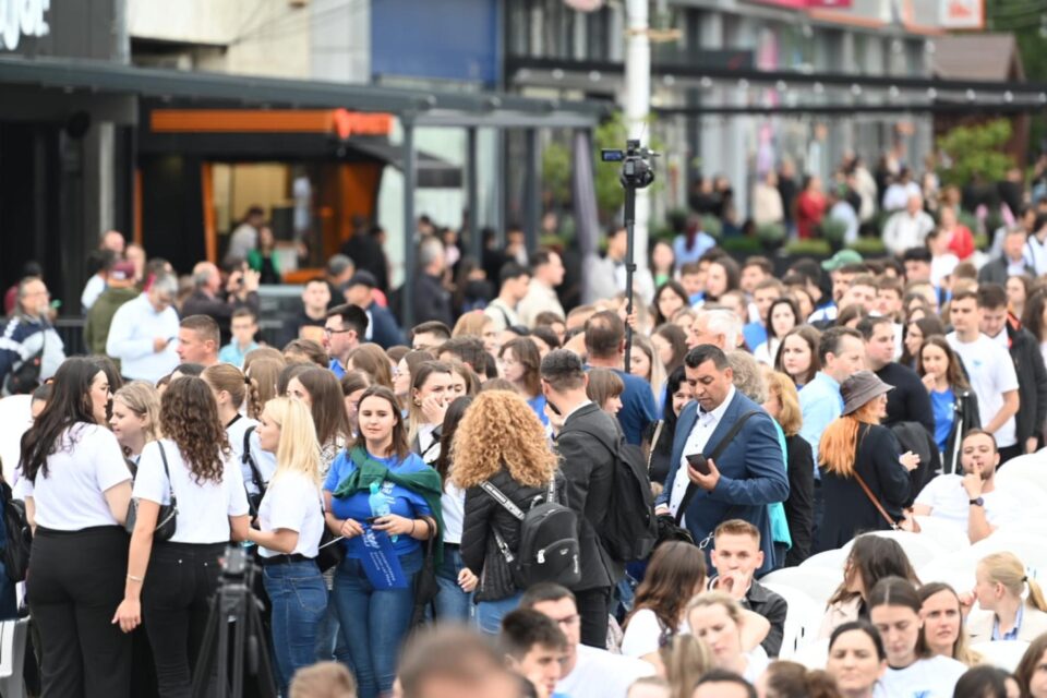 Entuziasm pe străzile orașului, la marșul absolvenților Universității „Ștefan cel Mare”