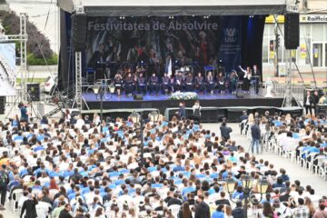 11 șefi de promoție și colegii lor absolvenți, celebrați în centrul municipiului Suceava